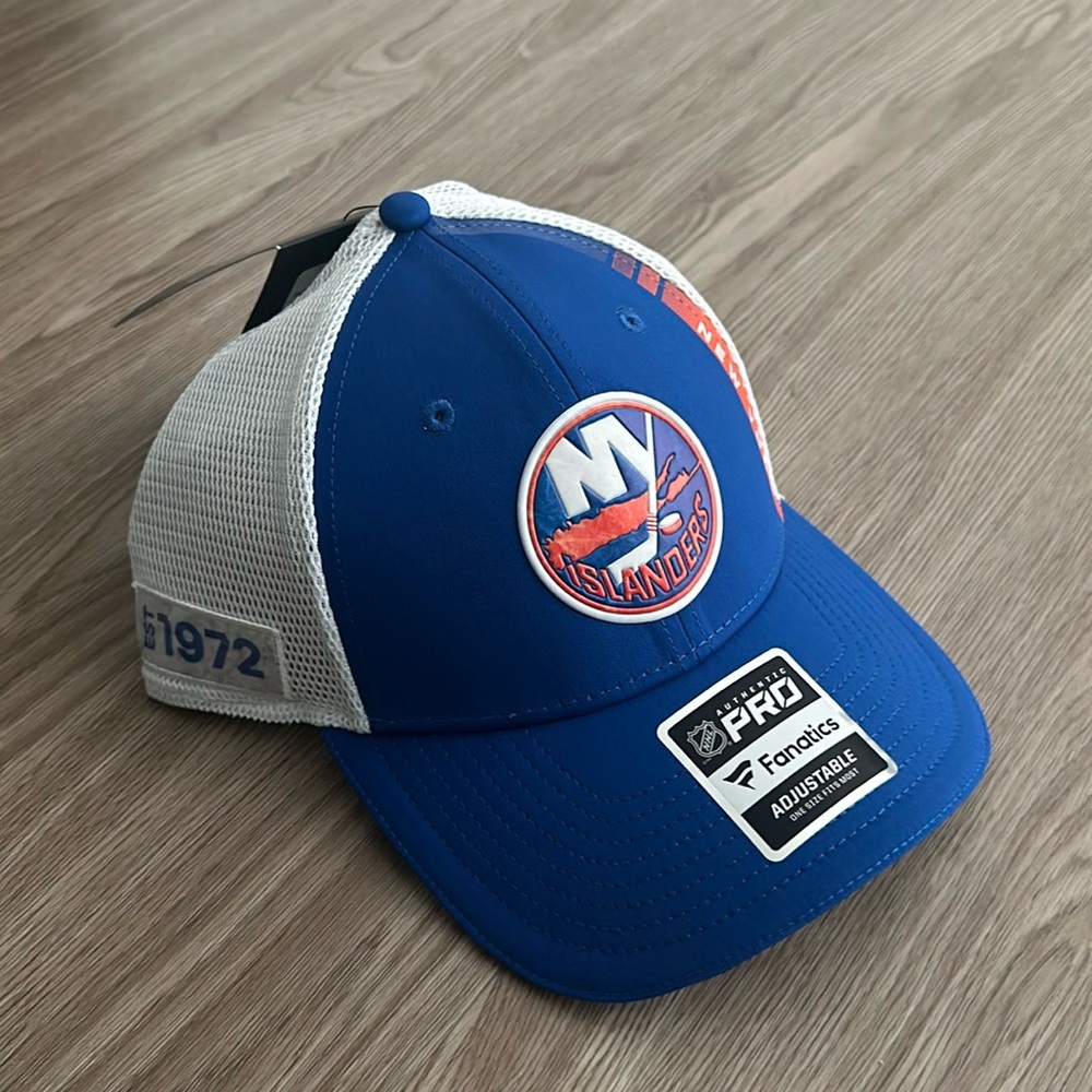New York Islanders Fanatics Authentic Locker Room Hat